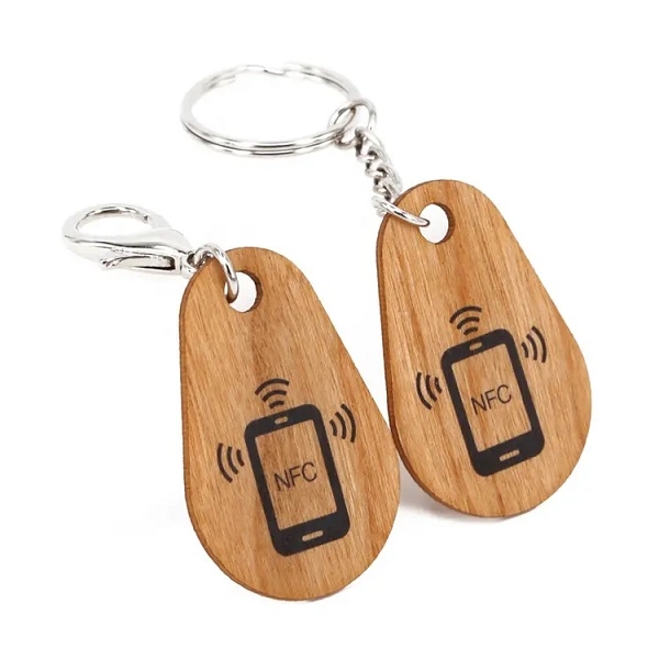 Obrazek Keyfob in wood material with RFID 1K Compatible 13.56 MHz chip Fudan 08. 70102096 (DE,SE,NO,FI,RO,PL)
